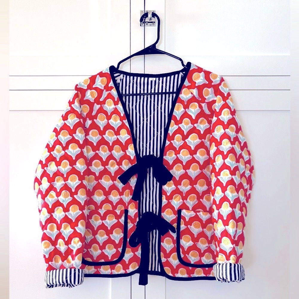 NWT Cute floral quilted jacket with ties. Size M.
